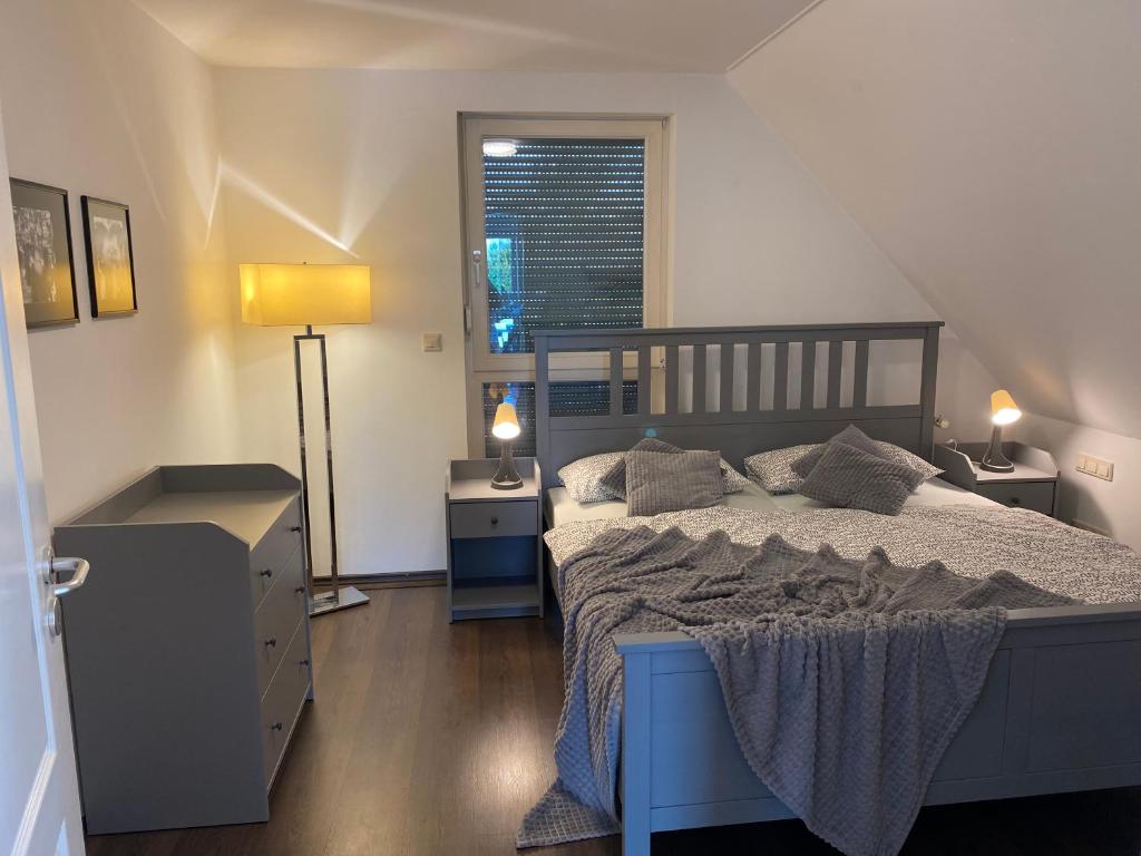 EllerauEllerau Home的一间卧室设有床、两个床头柜和窗户