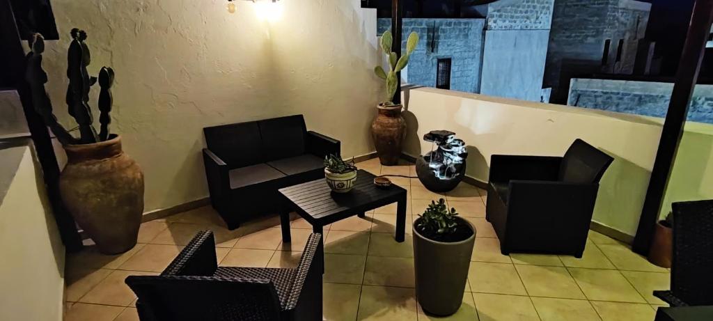 法维尼亚纳Saline的配有桌椅和盆栽植物的房间