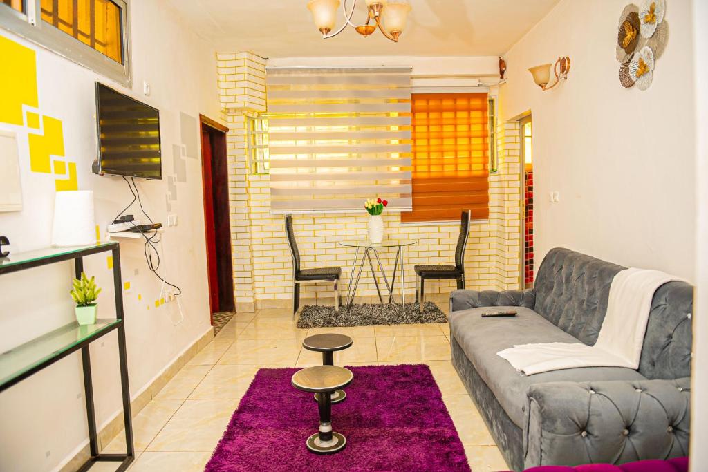 雅温得Appartement lumineux et paisible près centre Yaoundé的客厅配有沙发和桌子