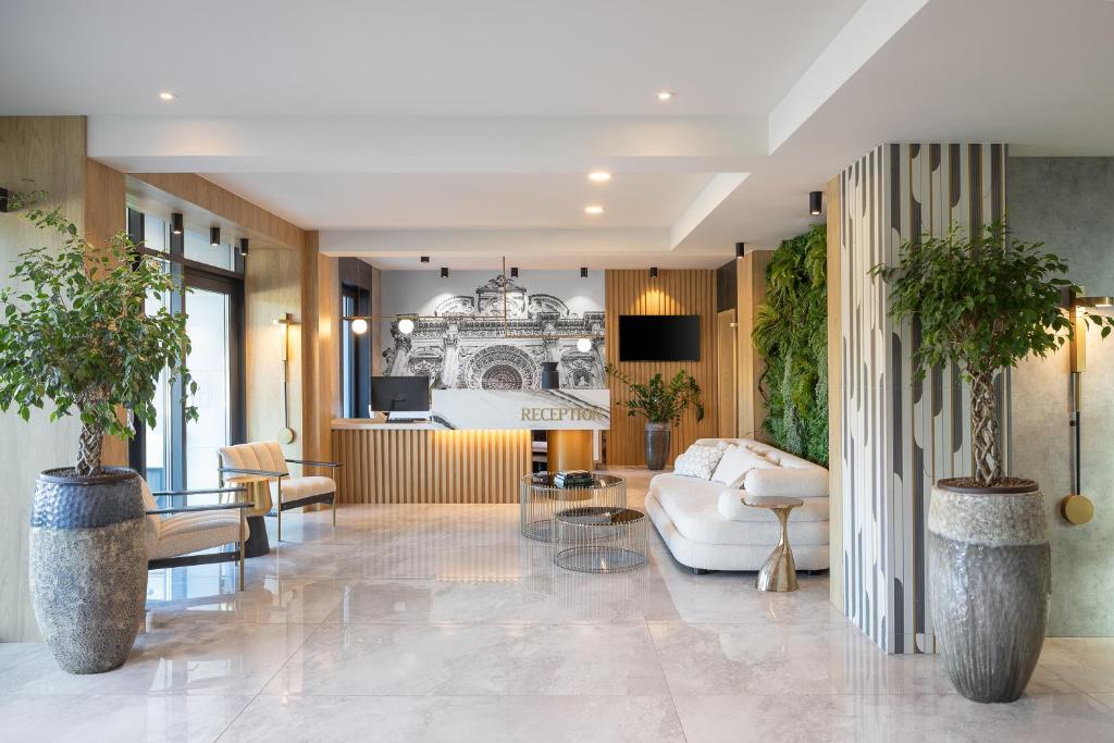 蒂米什瓦拉Hotel Branco Timisoara的客厅配有沙发和桌子