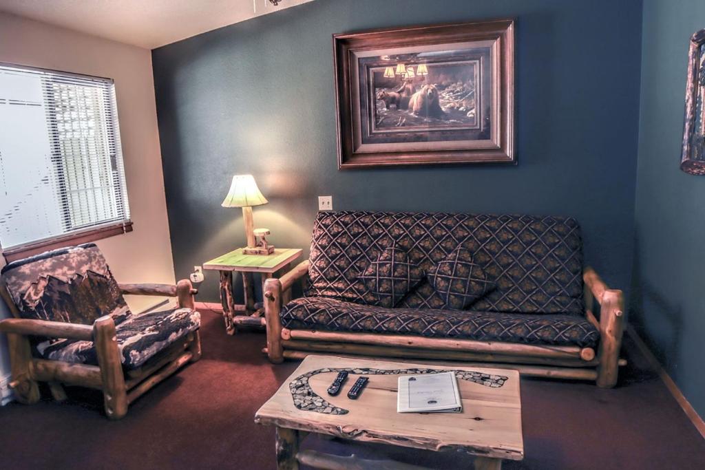 埃斯蒂斯帕克Timber Creek Chalets- 6 chalet的客厅配有沙发和椅子