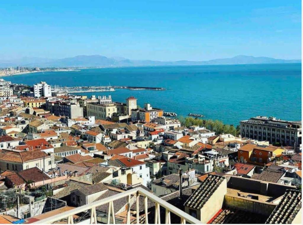 萨莱诺Ti racconto il mare的享有城市和大海的景致。