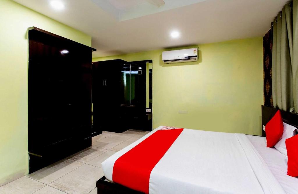 印多尔Capital O Swan Paradise的一间卧室配有一张带红白毯子的床