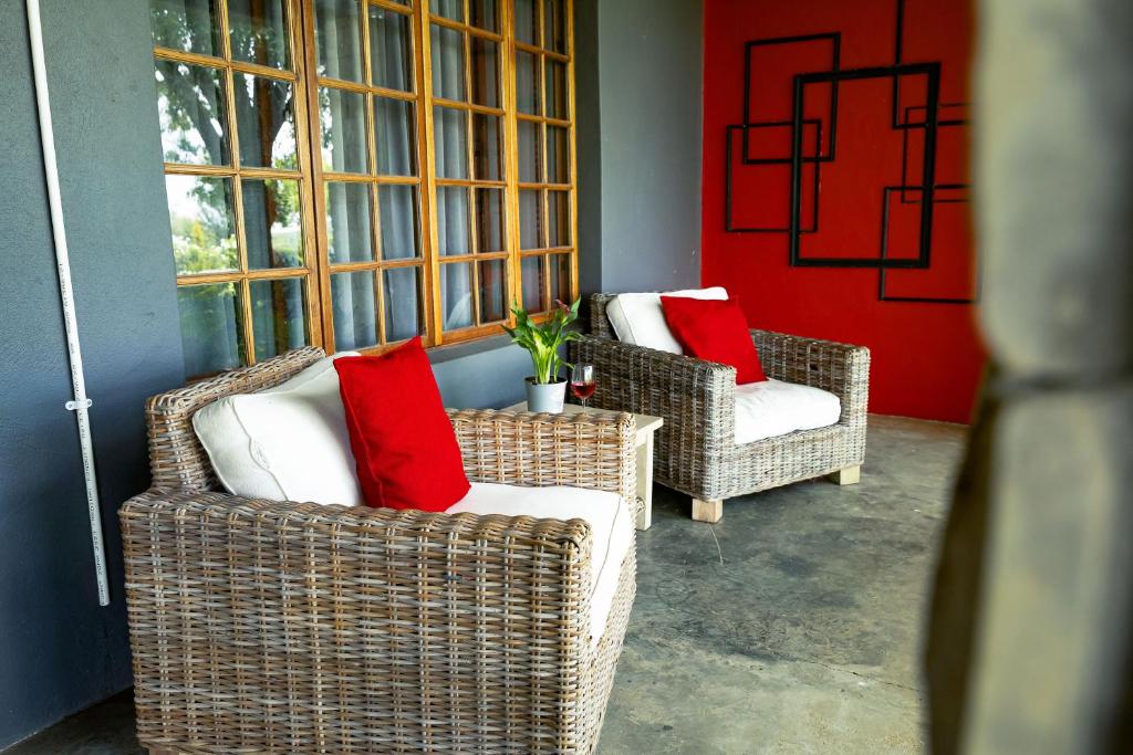 VirginiaMarculem Guest Farm的两个藤椅和红色枕头