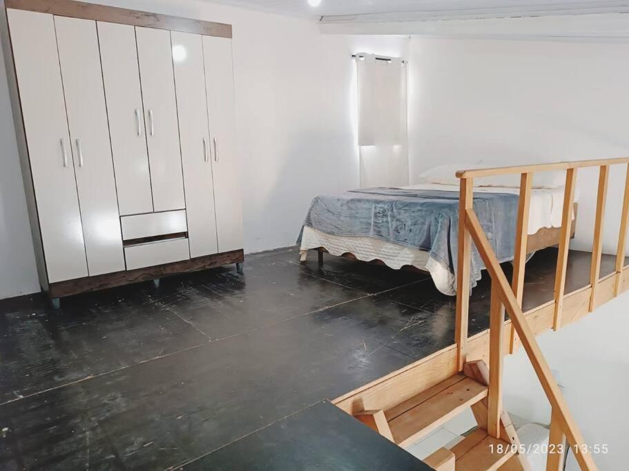 蓬塔波朗Apartamento Loft 03 Ponta Porã MS.的一间卧室配有床和白色橱柜