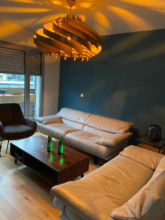 圣但尼Appartement cocooning, design, confort & Balcon的客厅配有沙发和桌子