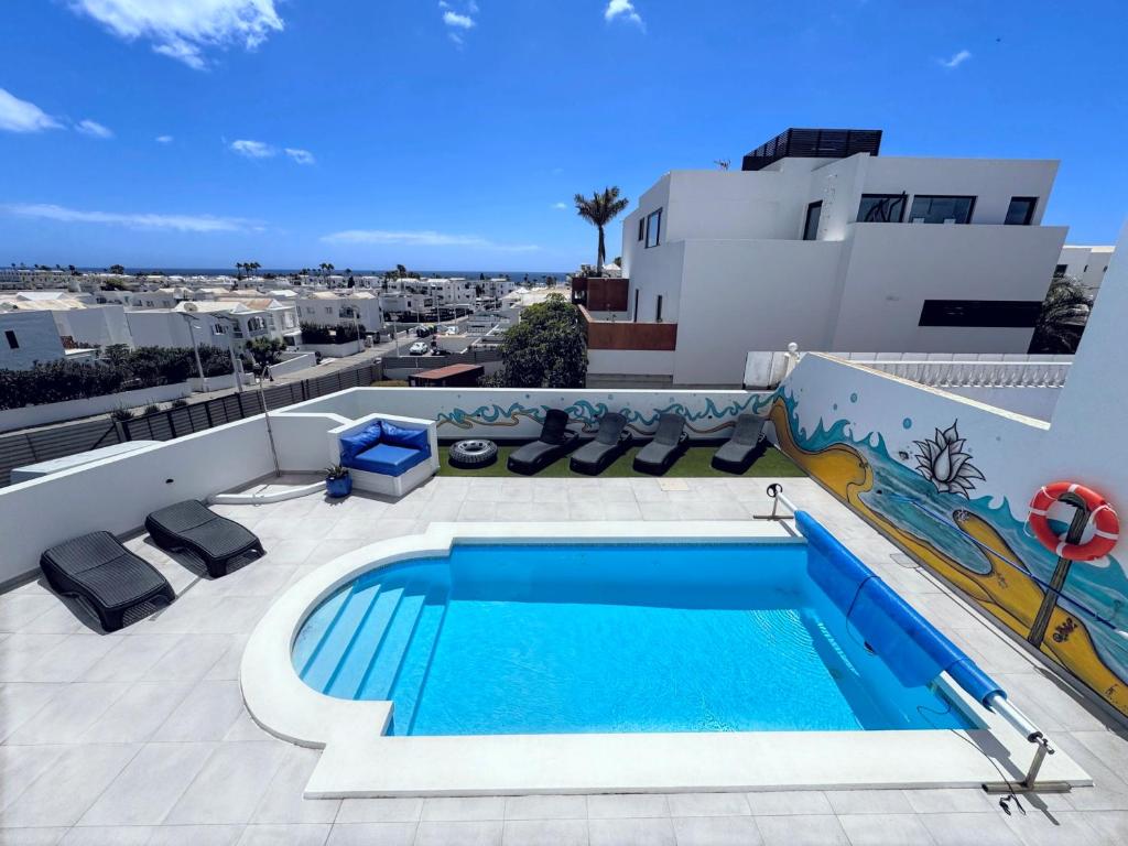 卡门港Casa Vedas - 3 bedroom villa with private pool的建筑物屋顶上的游泳池
