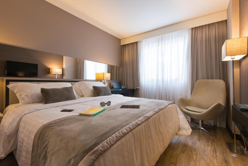 里约热内卢大西洋普莱姆酒店的配有一张床和一把椅子的酒店客房
