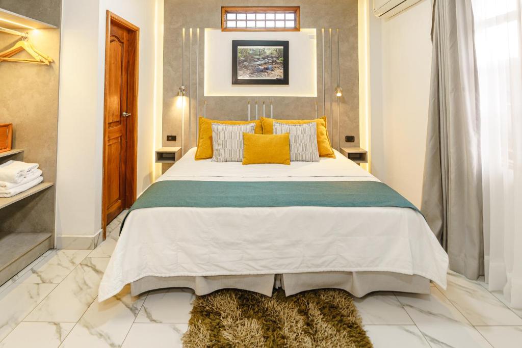 阿约拉港圣达菲酒店的一间卧室配有一张带黄色枕头的大床