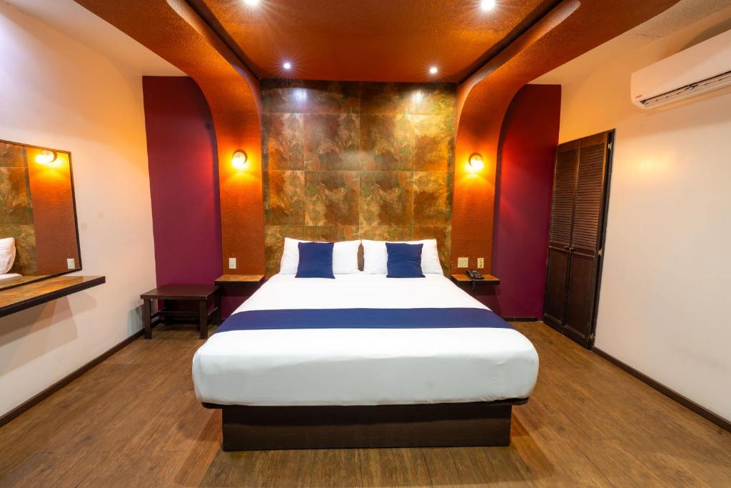 恩塞纳达港Hotel Rose Ensenada的一间卧室,卧室内配有一张大床