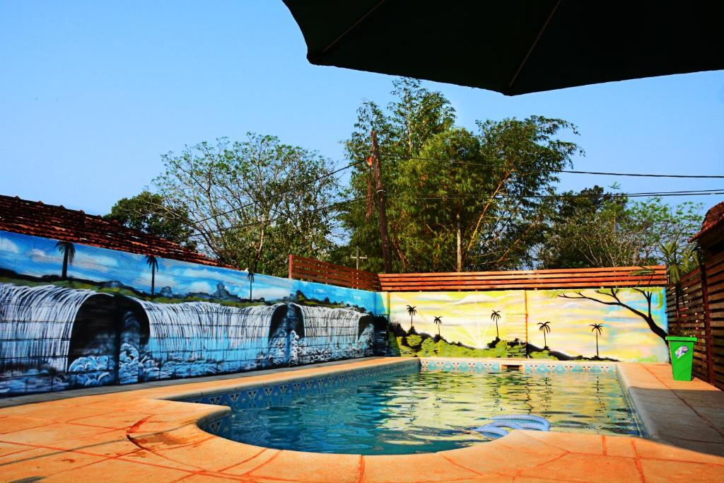 伊瓜苏港卡瓦尼亚斯山林小屋的壁画前的游泳池