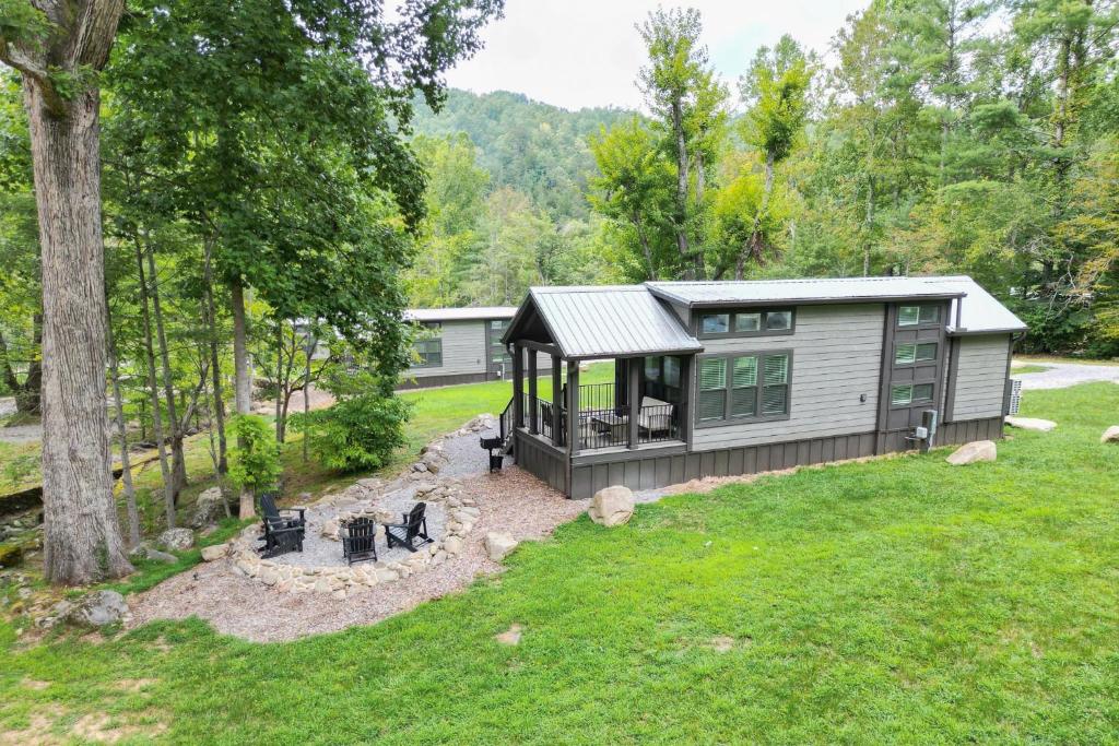 加特林堡Farmhouse Tiny home with fishing Pond - Oak Cabin的院子中间的小房子