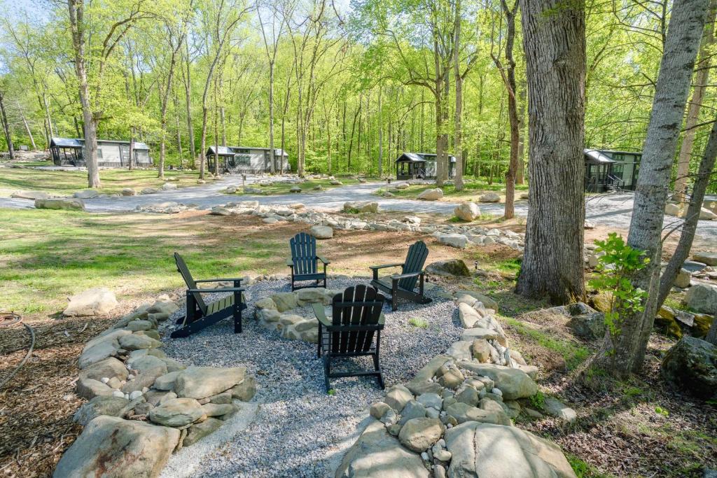 加特林堡Farmhouse Tiny home with fishing Pond - Oak Cabin的公园里坐着三把椅子