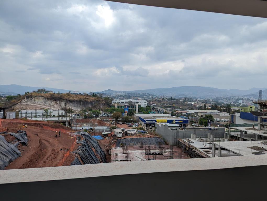 特古西加尔巴Apartamento en Miraflores的正在建造的建筑物享有城市美景