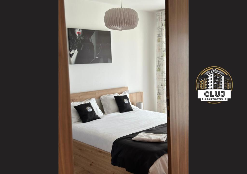 克卢日-纳波卡Cluj Viva Aparthotel的一间卧室配有带白色床单和枕头的床。