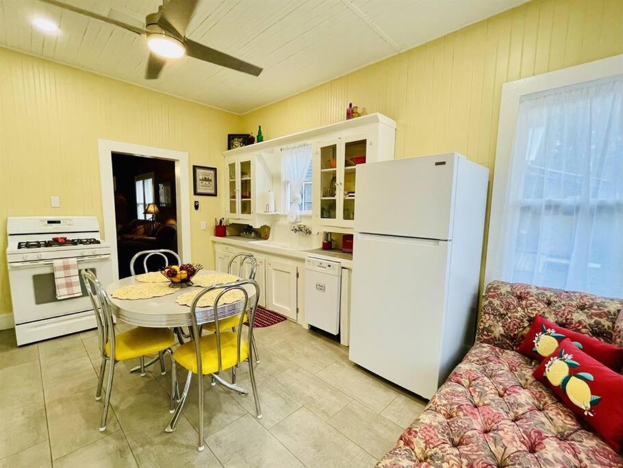 拉斐特Spacious Waterfront Cottage + 2.5 Acres on the Bay的厨房配有桌子和白色冰箱。