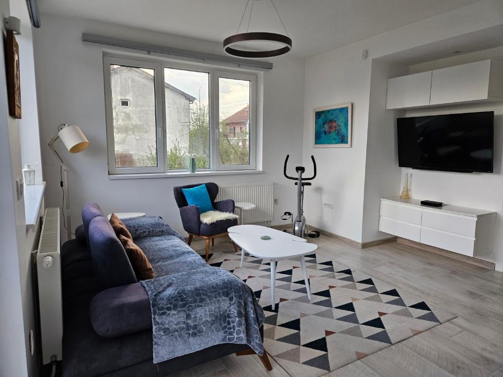 斯科普里Villa Hris I WiFi-Netflix的客厅配有沙发和桌子