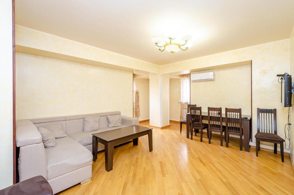 埃里温Amiryan15/7 Excellent apartment in the center的客厅配有沙发和桌子