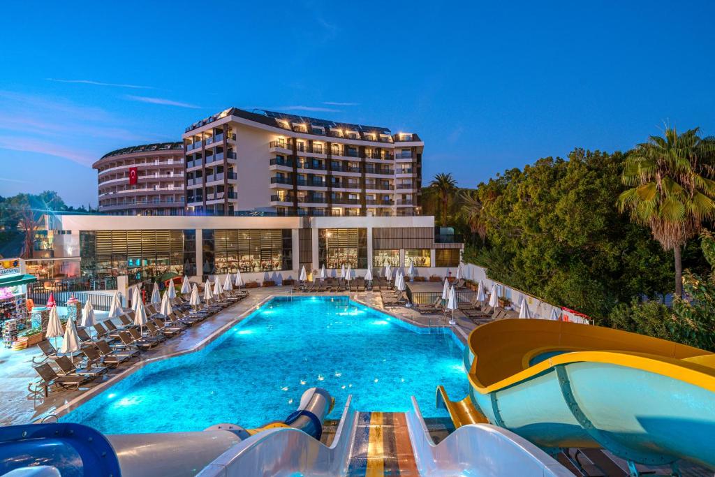 安塔利亚SEAPHORIA BEACH HOTEL & Spa - by Mir'Amor-Ultra All Inclusive的一座带游泳池和度假村的酒店