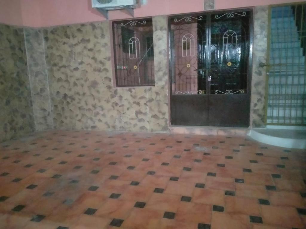 蒂鲁瓦纳马莱Shiva guest house的一间空房间,设有两扇门,铺有瓷砖地板