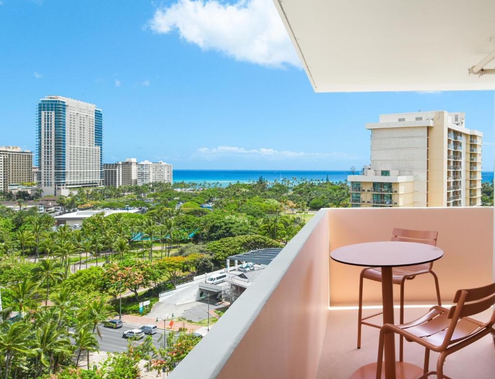 檀香山Romer Waikiki at The Ambassador的一个带桌椅的海景阳台