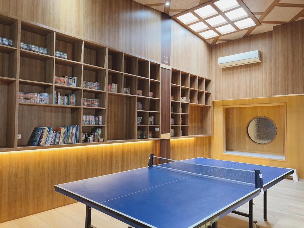 台南Triple One Entire Home 慶東111私人招待所 包棟民宿的图书馆里带乒乓球桌的房间