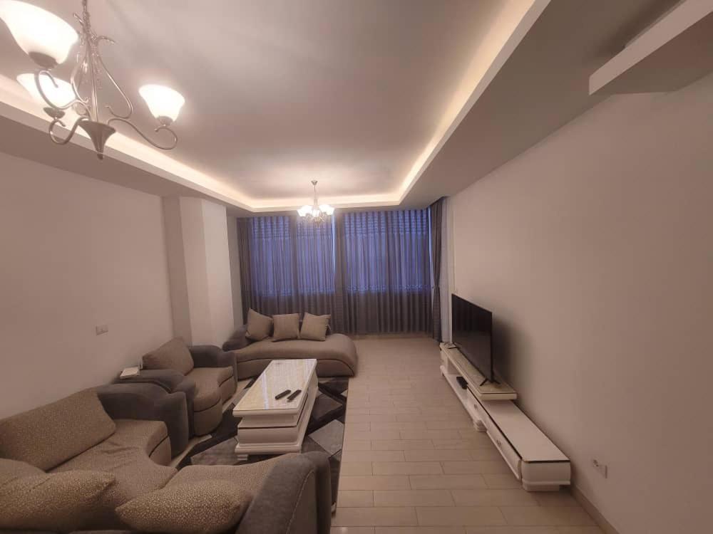 亚的斯亚贝巴Alsam Real Estate Gust House的带沙发和平面电视的客厅