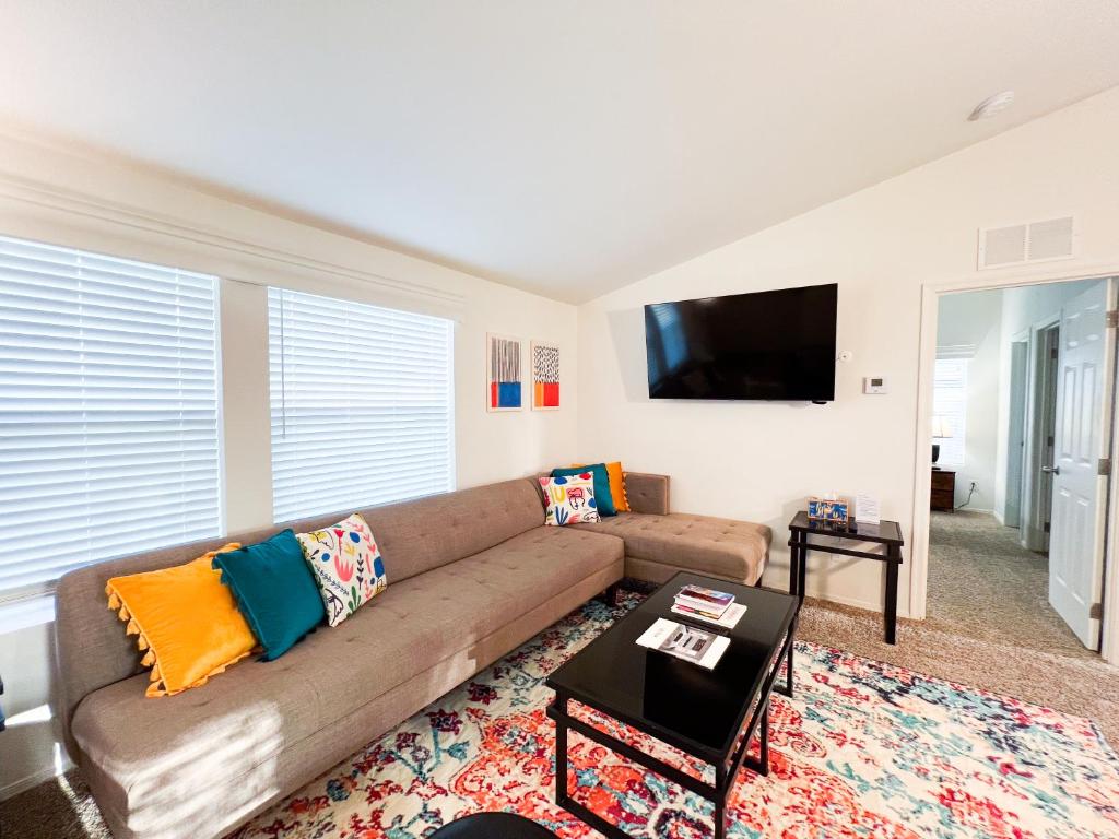 波威Ridgeview Oasis的带沙发和平面电视的客厅