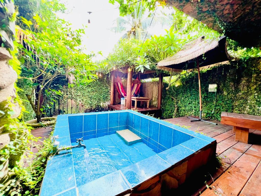 南湾垦丁阿飞冲浪旅店 的花园内的小游泳池,带长凳