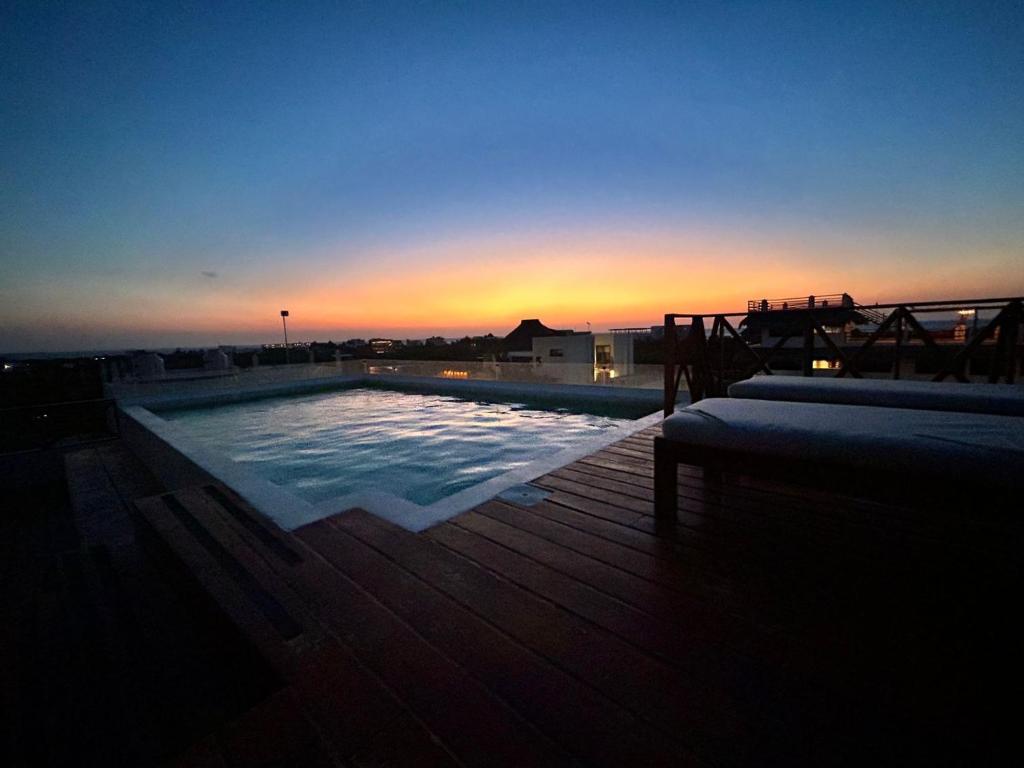 奥尔沃克斯岛sunsteps purple room的一座享有日落美景的建筑的顶部游泳池