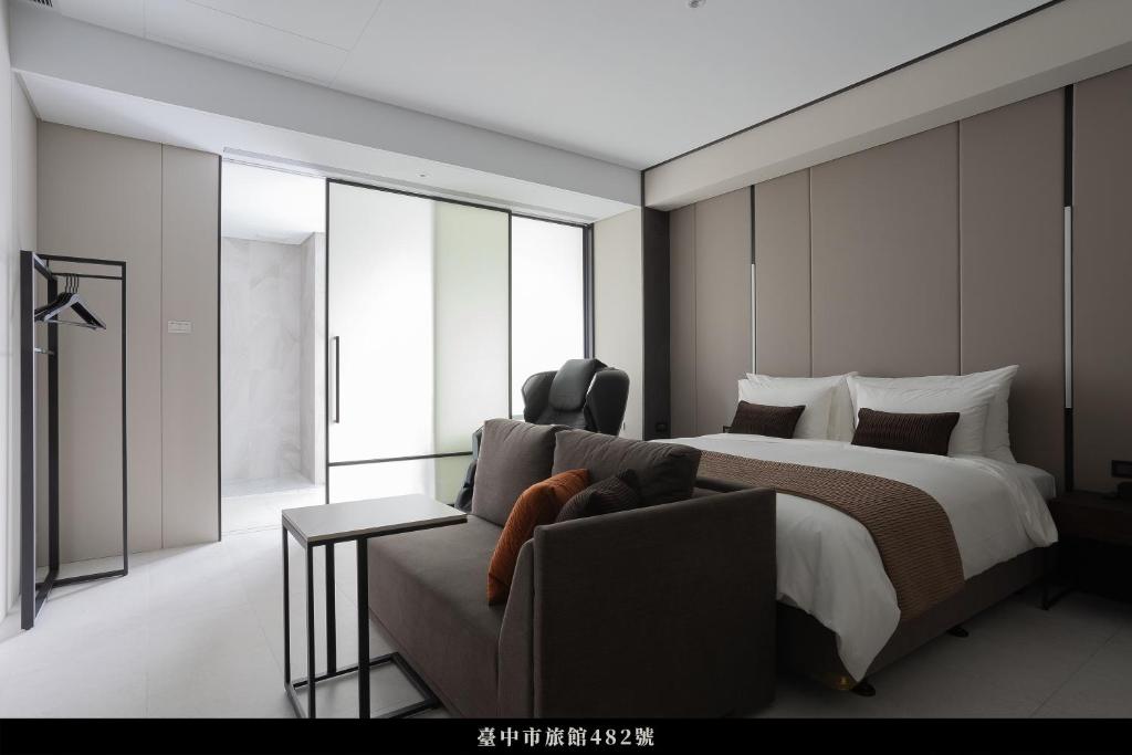台中市缦和旅居的酒店客房,配有床和沙发