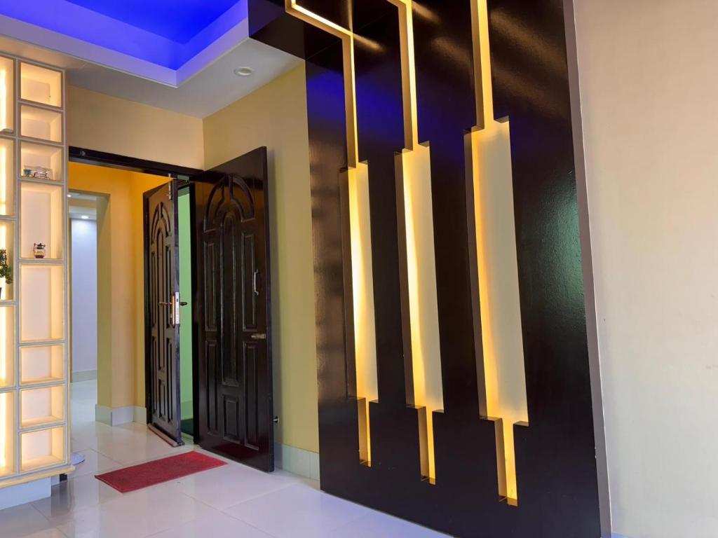巴纳内拉斯stunning apartment的墙上有一束灯的走廊