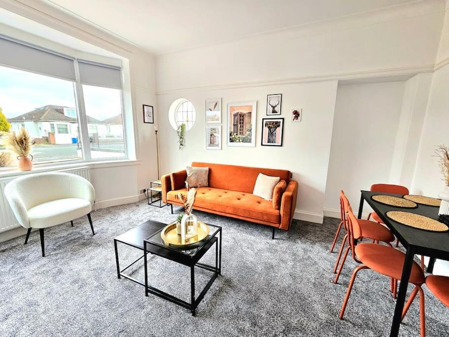 格拉斯哥Charming 3-Bed Oasis-free parking的客厅配有橙色沙发和桌子