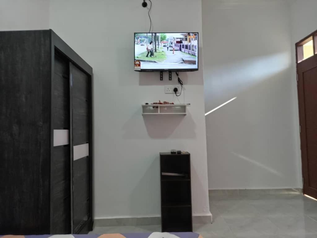 瓜拉丁加奴KZ Roomstay的挂在白色墙壁上的平面电视
