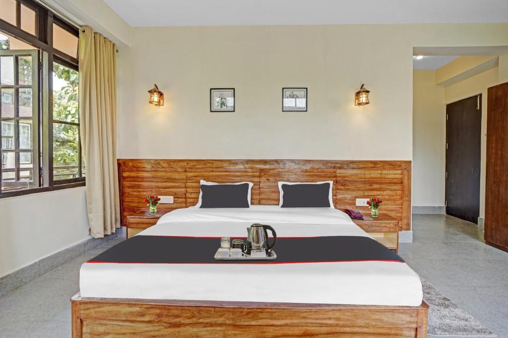 甘托克Capital O Bhumpadzong Retreat的一间卧室,卧室内配有一张大床