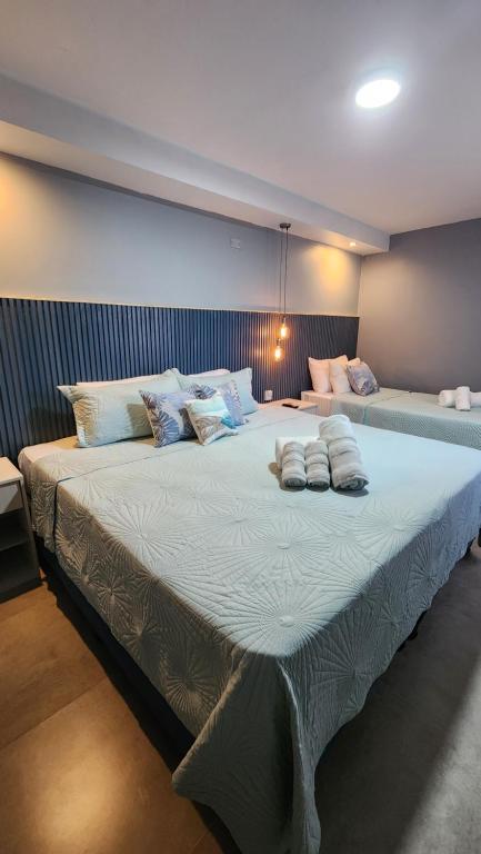 门多萨Essencial Hotel & Spa的一张大床,房间上有两个枕头