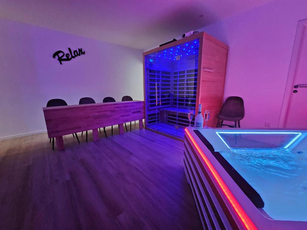 迪弗当日L'Appart Spa, Jacuzzi & Sauna的舞池,在紫色灯光的房间