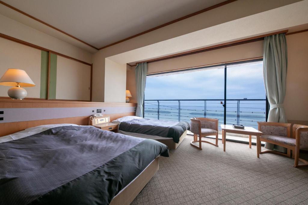 南知多源氏香日式旅馆的酒店客房设有两张床和大窗户。