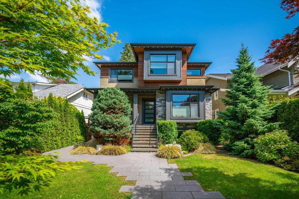 温哥华Charming Modern Home Near Downtown and UBC的前面有景观的房子