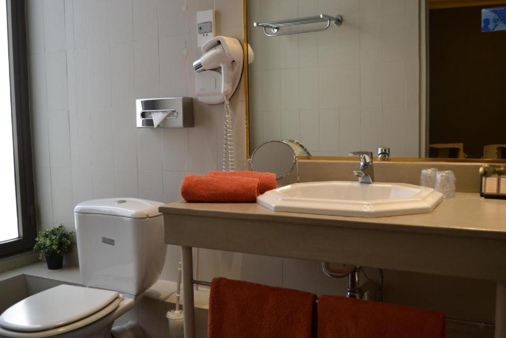 马赛圣弗雷奥尔酒店的一间带卫生间和水槽的浴室