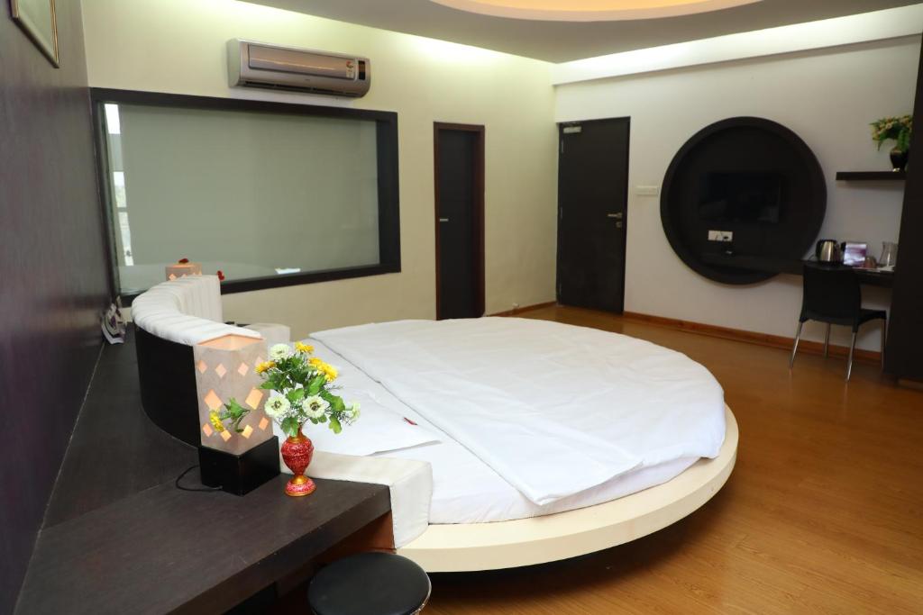 拉特纳吉里Vits Select Grand Inn, Ratnagiri的卧室配有一张白色大床
