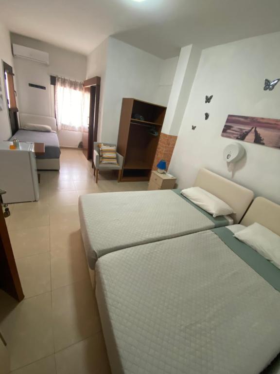 拉纳卡Marina's Rooms Xrisopolitissa Larnaca的一间酒店客房 - 带一张床和一间浴室