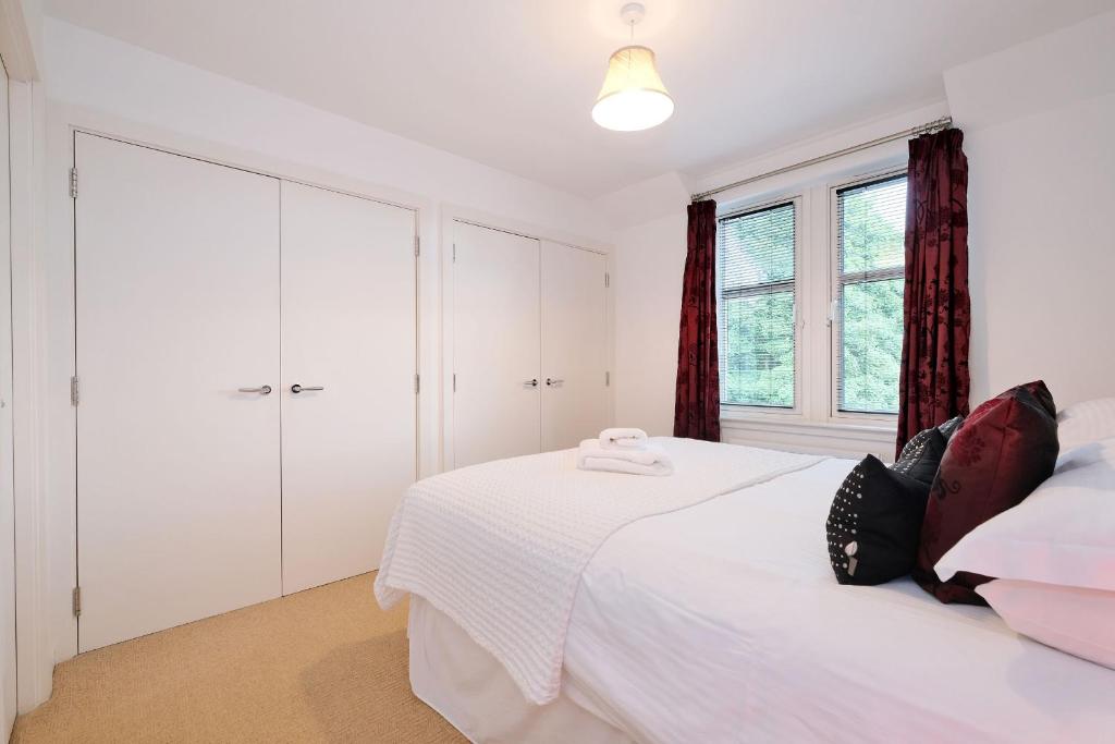 阿伯丁Lovely Aberdeen Home close to the Scottish Coast的白色的卧室设有床和窗户