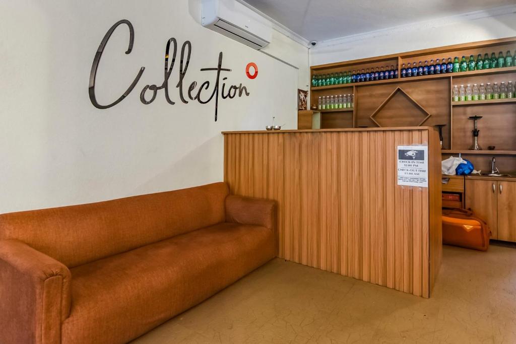 多纳保拉Collection O Hotel Sangia的墙上有标志的商店里的一个沙发