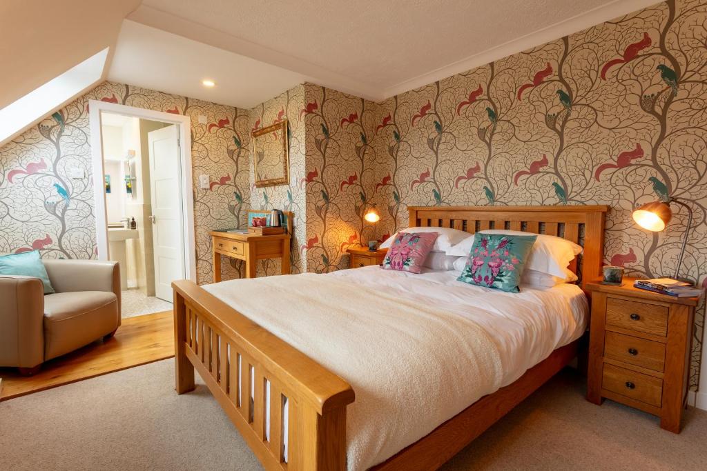 阿勒浦Eilean Donan Guest House的一间卧室配有一张大床和一把椅子