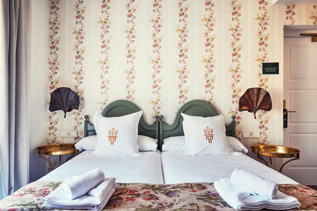 比努埃萨Casa Palacio Reina de Tardajos的一间卧室配有两张带白色枕头的床