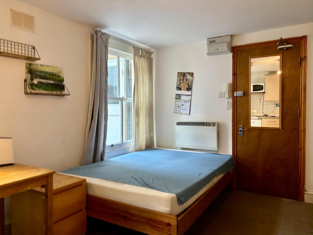 伦敦Stay in Islington的一间小卧室,配有床和窗户