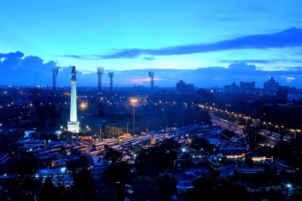 加尔各答Peerless Hotel Kolkata的灯塔,在晚上可欣赏到城市美景