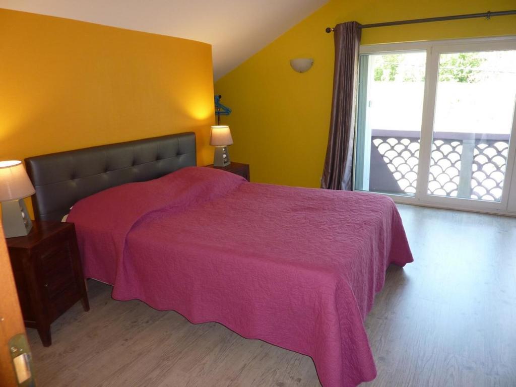 默兹河畔凡尔登VILLA CHANTAL的一间卧室配有一张带粉色毯子的床
