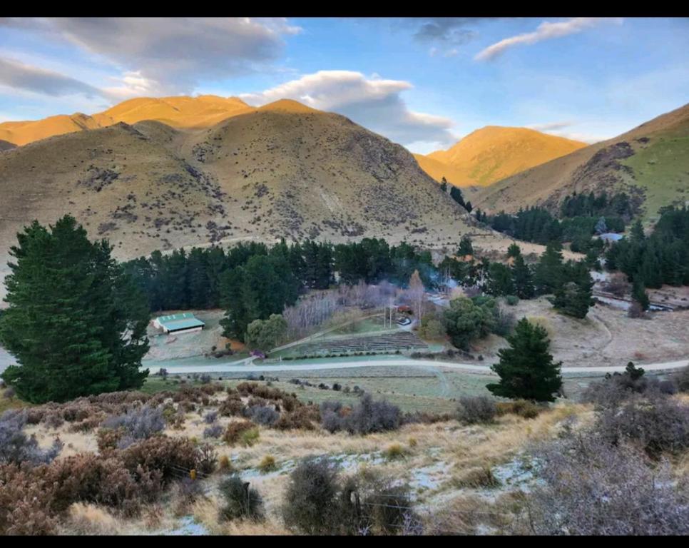 TokarahiDanseys Pass Lavender Farm的享有山谷、道路和山脉的景色